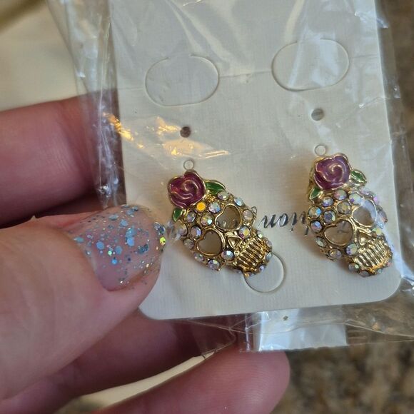 💲6️⃣ Bundled ✔️Gold Rhinestone Skull Earrings with Pink Rose - Picture 5 of 5